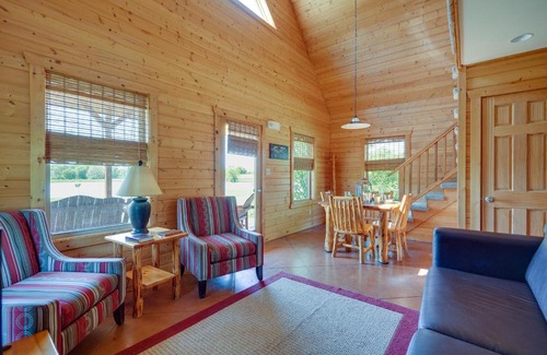 Columbia House | Lakefront Vacation Rental with Patio and Grill!