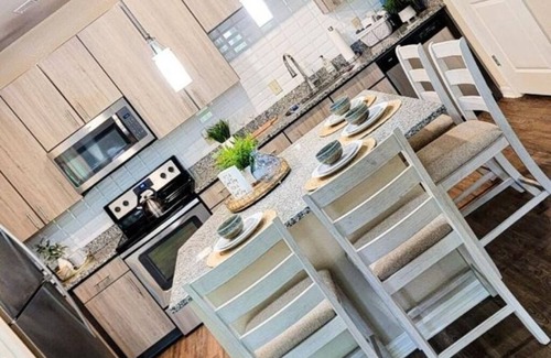 Northside Apartment | Lakeside Bliss: Near Airport & River City Marketplace