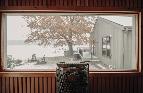 Roseville House | Lakeside Paradise: Your Serene Escape Awaits!