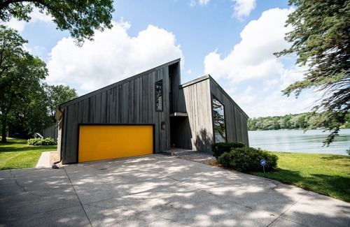 Roseville House | Lakeside Paradise: Your Serene Escape Awaits!
