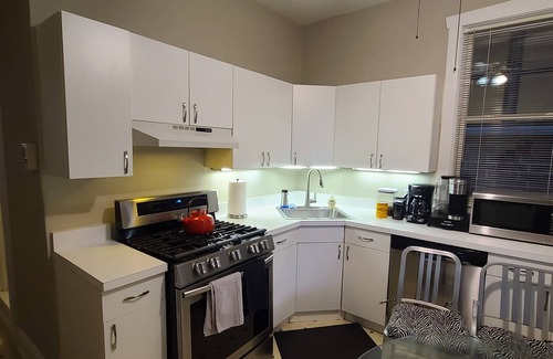Lakeview Apartment | Lakeview/LincolnPark 2BR/1BA Updated Vintage Apartment in walkable neighborhood