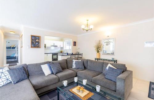 Nelson Bay Apartment | Laman Lodge, 6,15 Laman Street - Air Conditioned unit with spectacular views and free Wi-Fi