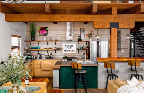 Nelson House | Lamplighter Grand Loft - contemporary open design & walk anywhere!