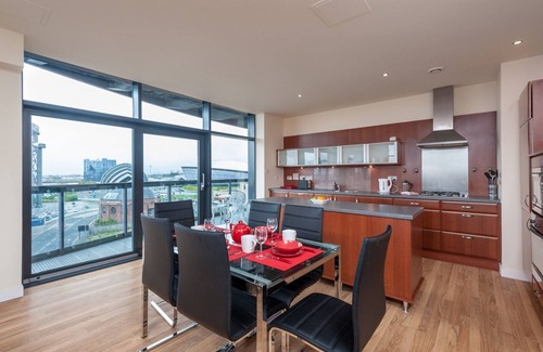 Glasgow Westend Apartment | Lancefield Quay - SECC & Hydro Arena, parking available