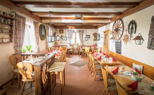 Hechendorf am Pilsensee House | Landgasthof Pilsenhof Entenbraterei
