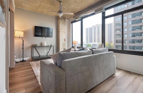 Baileys Crossroads Apartment | Landing at Three Collective - 1 Bedroom in Fall.