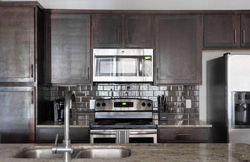 Buda Apartment | Landing | Chic 2BD, Pool, Clubhouse