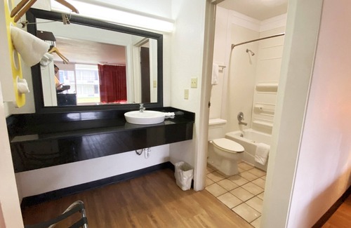 New Llano Hotel | Landmark Hotel
