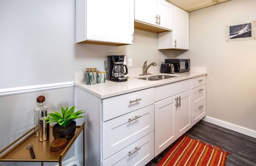 Lansing Apartment | Lansing Layover #7- Retro feel, mass appeal