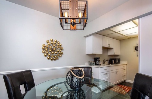 Lansing Apartment | Lansing Layover #7- Retro feel, mass appeal