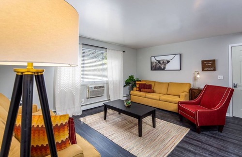 Lansing Apartment | Lansing Layover #7- Retro feel, mass appeal