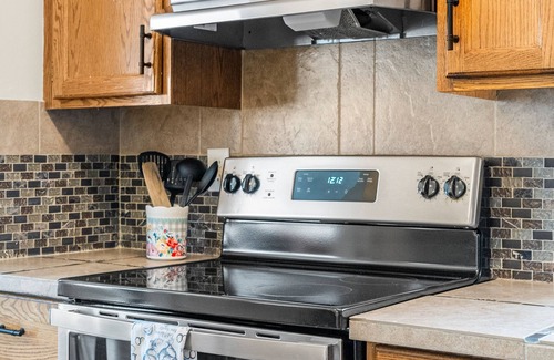 Parkland House | Large 4-level Split, 6 Bedrooms, 13 Beds, Near Fish Creek!