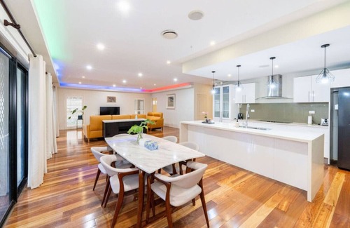Sunnybank House | Large 5BR 3BA Fam Home w Parking+Yard at Sunnybank