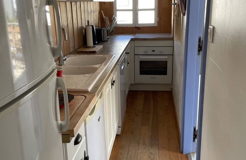 Gruissan Plage Ski Chalet | Large authentic chalet, close to the sea, sleeps 10