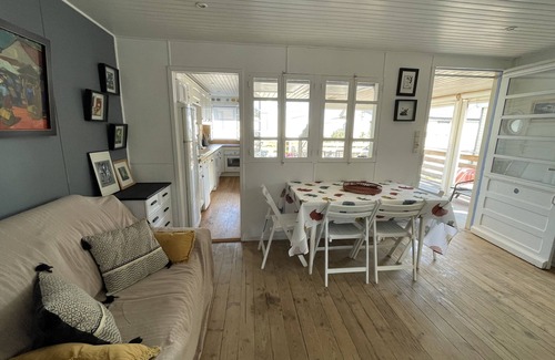 Gruissan Plage Ski Chalet | Large authentic chalet, close to the sea, sleeps 10