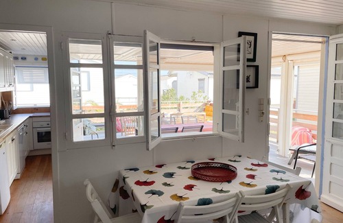 Gruissan Plage Ski Chalet | Large authentic chalet, close to the sea, sleeps 10