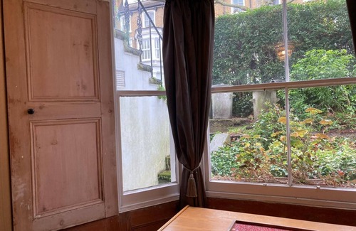 Shepherd's Bush Apartment | Large Bedroom in quiet West London