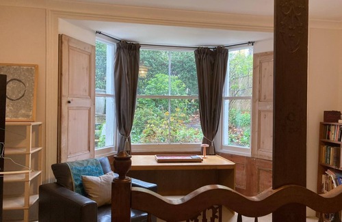 Shepherd's Bush Apartment | Large Bedroom in quiet West London