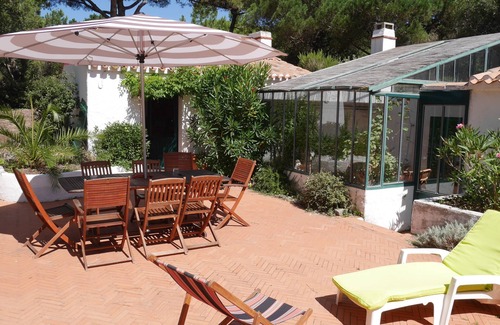 L'Epine House | Large holiday home with direct access to the sea