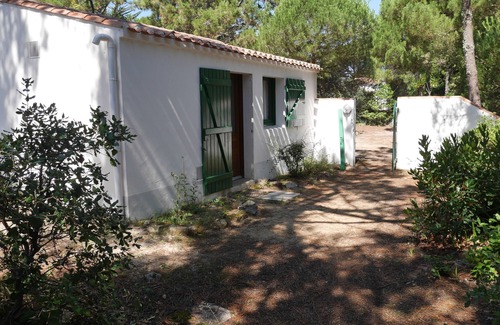 L'Epine House | Large holiday home with direct access to the sea