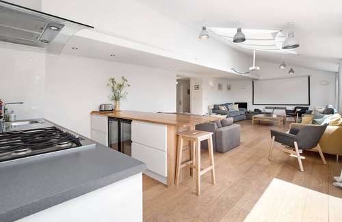 Stokeinteignhead House | Large Luxury House with Heated Pool, Hot Tub, Cinema close to coast near Shaldon