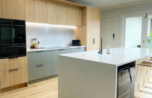 Mount Albert House | Large private secure home, spa, off st parking, aircon, 5 kms to city,