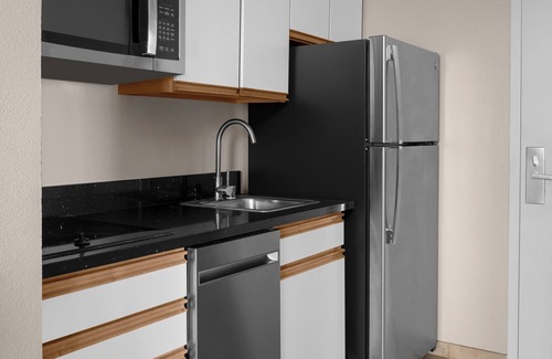 Hillsboro Apartment | Larkspur Landing Extended Stay Suites Hillsboro