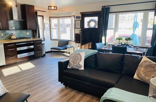 Mission Beach Cottage | Last minute discounts!Pet friendly with AC steps to beach-SUV parking