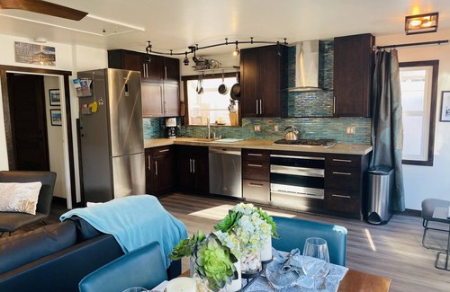 Mission Beach Cottage | Last minute discounts!Pet friendly with AC steps to beach-SUV parking