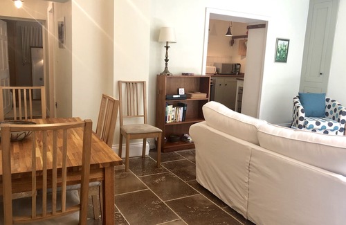 Upper Town Apartment | Laura’s Townhouse Apartments Garrard’s Retreat