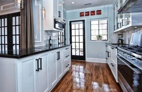 Myers Park Condo | Lavish Myers Park 2BR King Condo | Porch | Private
