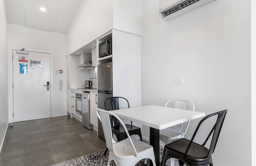 Avondale Cottage | Layard Apartments 512 – West Auckland Apartment