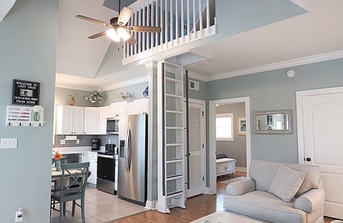 Ono Island Cottage | Lazy Daze 10AU-Beautiful Poolside Cottage with Loft @ the Purple Parrot