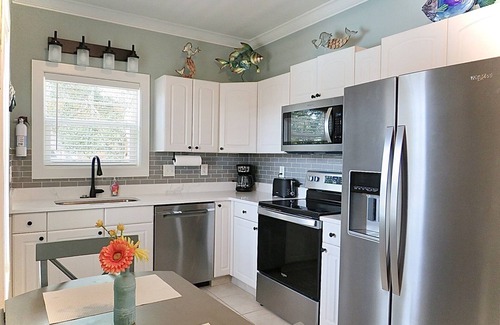 Ono Island Cottage | Lazy Daze 10AU-Beautiful Poolside Cottage with Loft @ the Purple Parrot