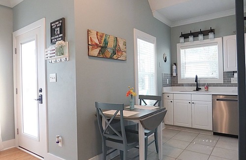 Ono Island Cottage | Lazy Daze 10AU-Beautiful Poolside Cottage with Loft @ the Purple Parrot