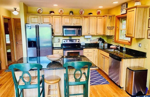 Greentown Cabin | Lazy River Cabin: Private 3 Bedroom, 3 Bath Getaway on Lake Wallenpaupack