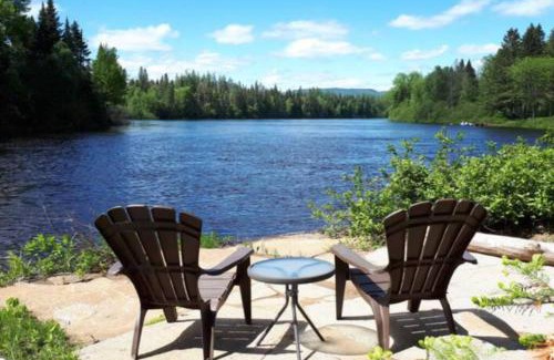 Shannon House | Le Geai Bleu - Waterfront Chalet with Spa