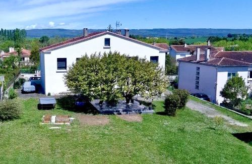 Castelnaudary Apartment | Le Havre d'Athena, App spacieux 2 chambres, Grand Jardin Privé, Sauna, WiFi & Abri Vélos