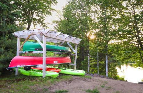 Shannon House | Le Pic-Bois - Waterfront Chalet with Spa
