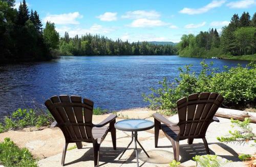 Shannon House | Le Pic-Bois - Waterfront Chalet with Spa