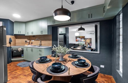 Kensington Apartment | Leafy central stylish apartment in great location.