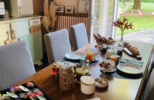 Pontmain Bed & Breakfast | Les Hirondelles de la villa des roses