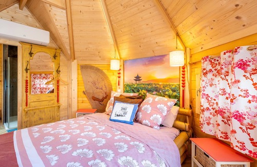 Saint-Michel-Mont-Mercure Bed & Breakfast | Les Philous Gourmands - Guest Room Chalet 'Chine' with Private Terrace