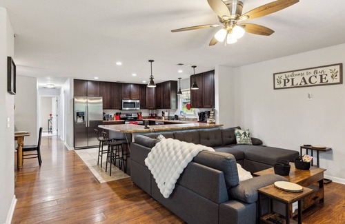 Sevierville Cottage | Less than 3 miles to Dollywood swimming pool hot tub tiki bar game room and more