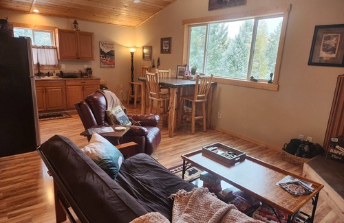 Kalispell Cabin | Life`s A Bear Retreat! COUPLES HOT TUB! n& KING SIZE BED!