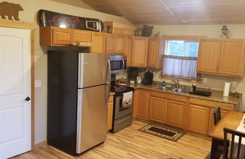 Kalispell Cabin | Life`s A Bear Retreat! COUPLES HOT TUB! n& KING SIZE BED!