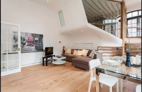 Limehouse Apartment | Light & stylish duplex on Thames Path. Ideal for East & Central London and Excel