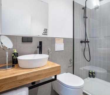 Innenstadt - Sankt Ulrich-Dom Apartment | Limehome Augsburg Annastraße