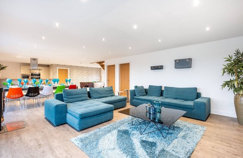 Grange de Lings House | Lincoln 4-Beds, Sleeps 13, Hot Tub & Pet Friendly
