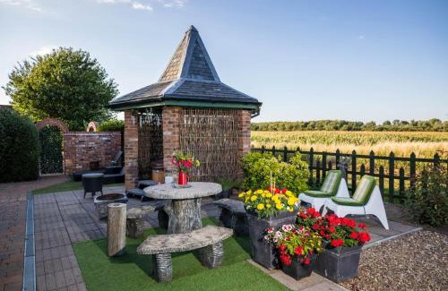 Lincoln House | Lincoln Holiday Retreat Cottage with Private Hot Tub
